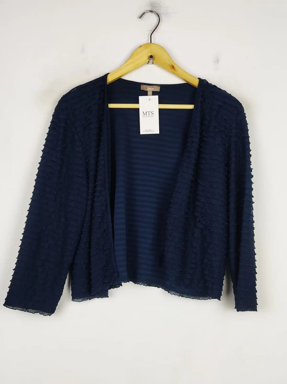 Buy online pre-used pre-loved 100% authentic & Original branded Soon (SWT-5621) available in Pakistan. Top international brands avilable.