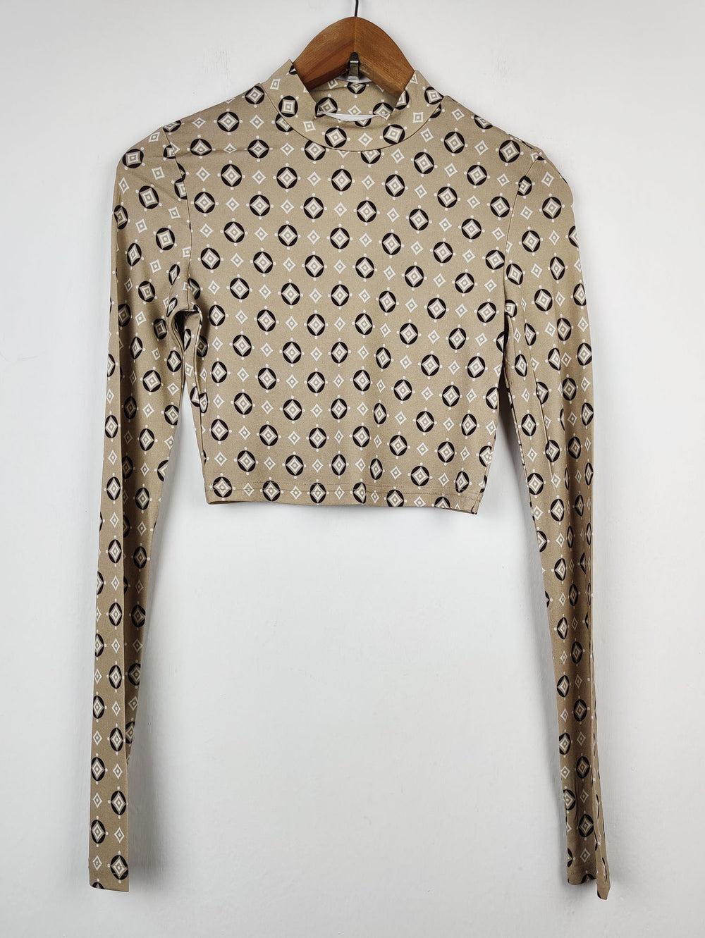 Buy online pre-used pre-loved 100% authentic & Original branded H&M (SWT-563) available in Pakistan. Top international brands avilable.