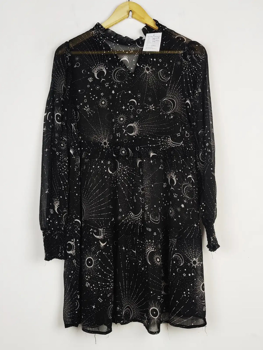 Buy online pre-used pre-loved 100% authentic & Original branded New Look (SWT-6090) available in Pakistan. Top international brands avilable.