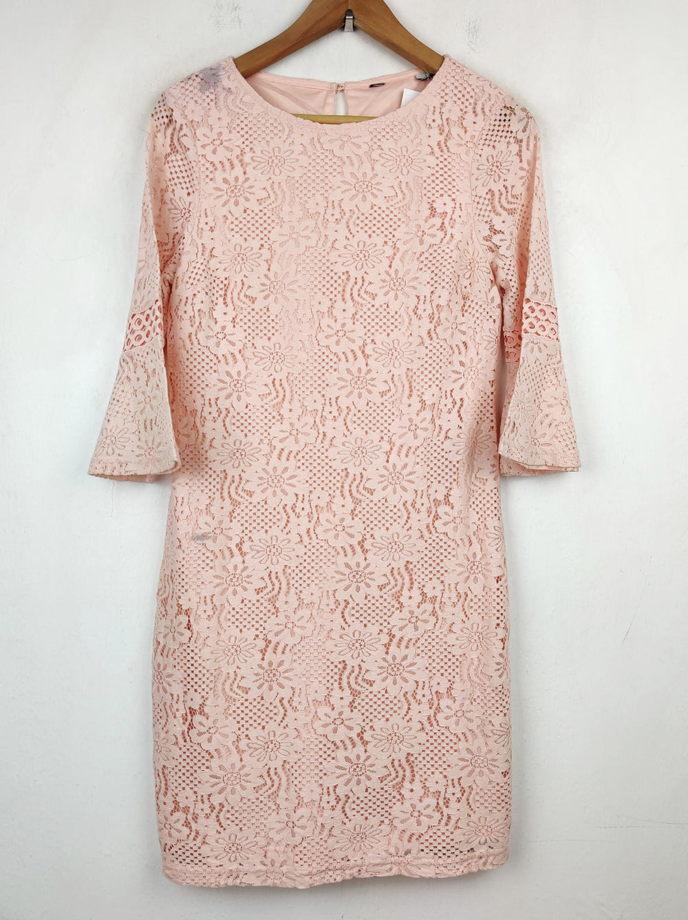 Buy online pre-used pre-loved 100% authentic & Original branded Unknown Brand (SWT-61) available in Pakistan. Top international brands avilable.