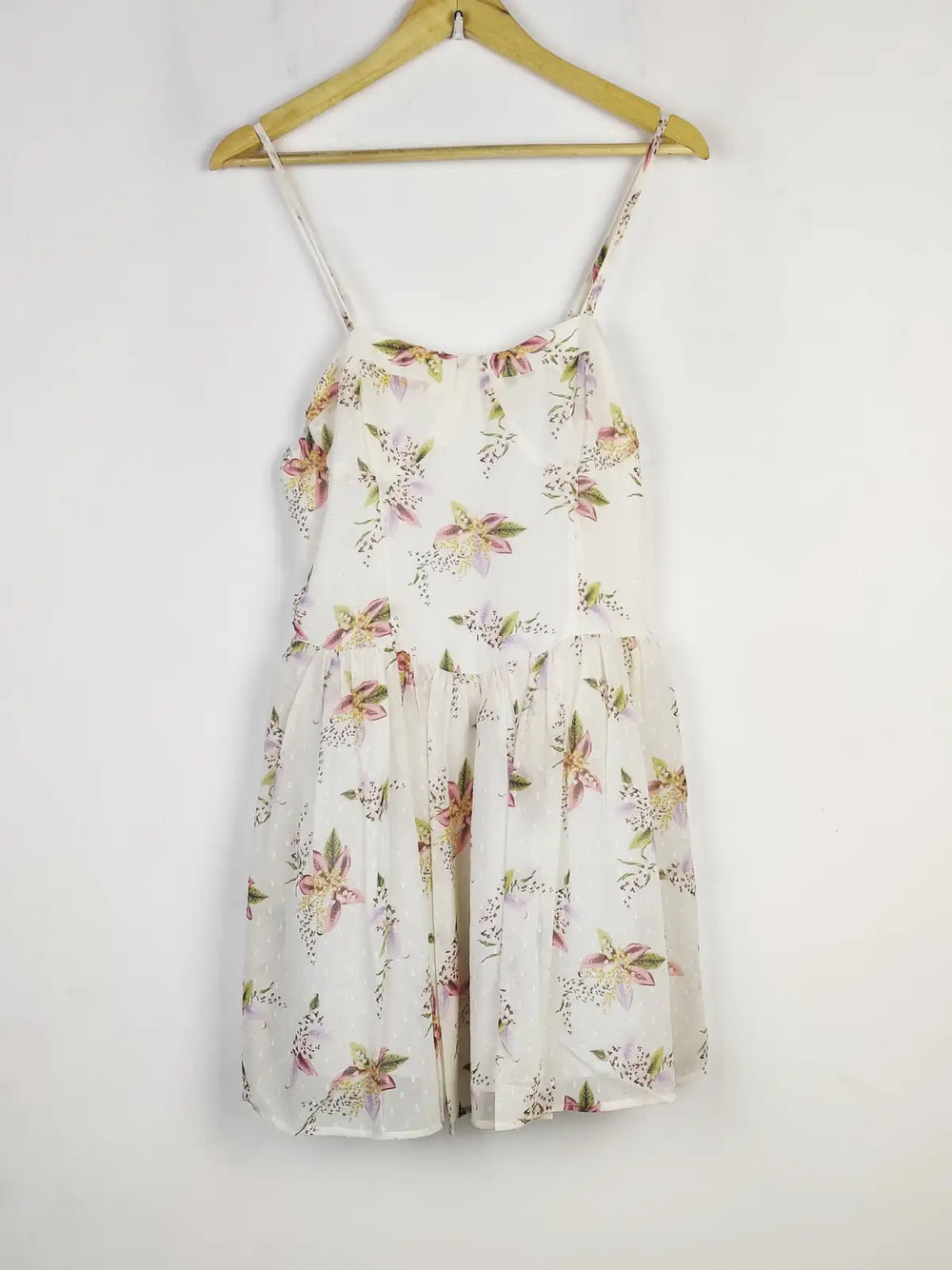 Buy online pre-used pre-loved 100% authentic & Original branded Unknown Brand (SWT-6494) available in Pakistan. Top international brands avilable.