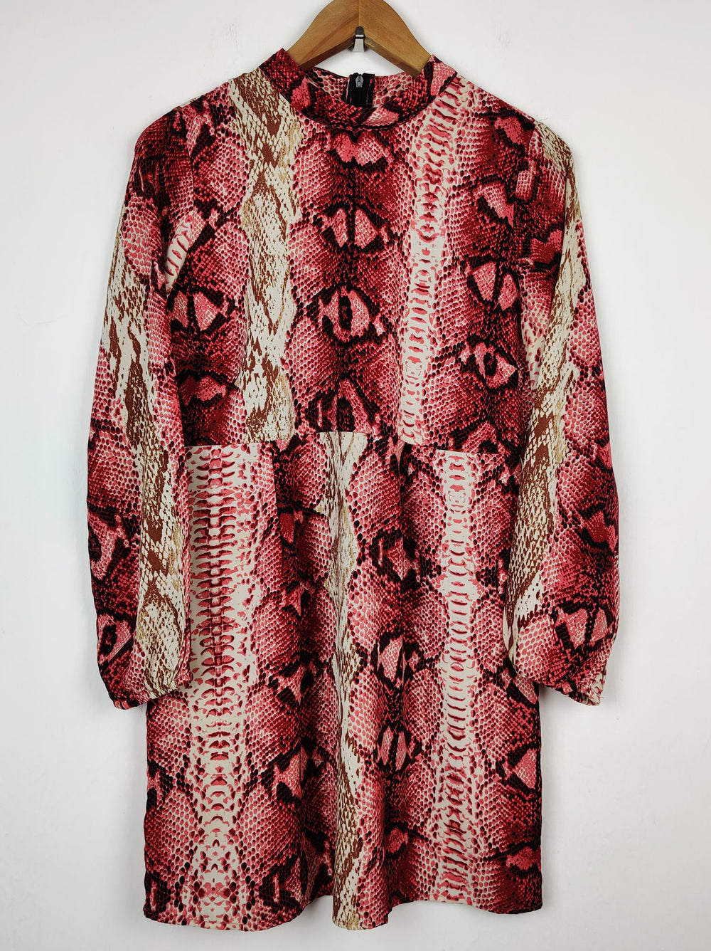 Buy online pre-used pre-loved 100% authentic & Original branded Boohoo (SWT-676) available in Pakistan. Top international brands avilable.