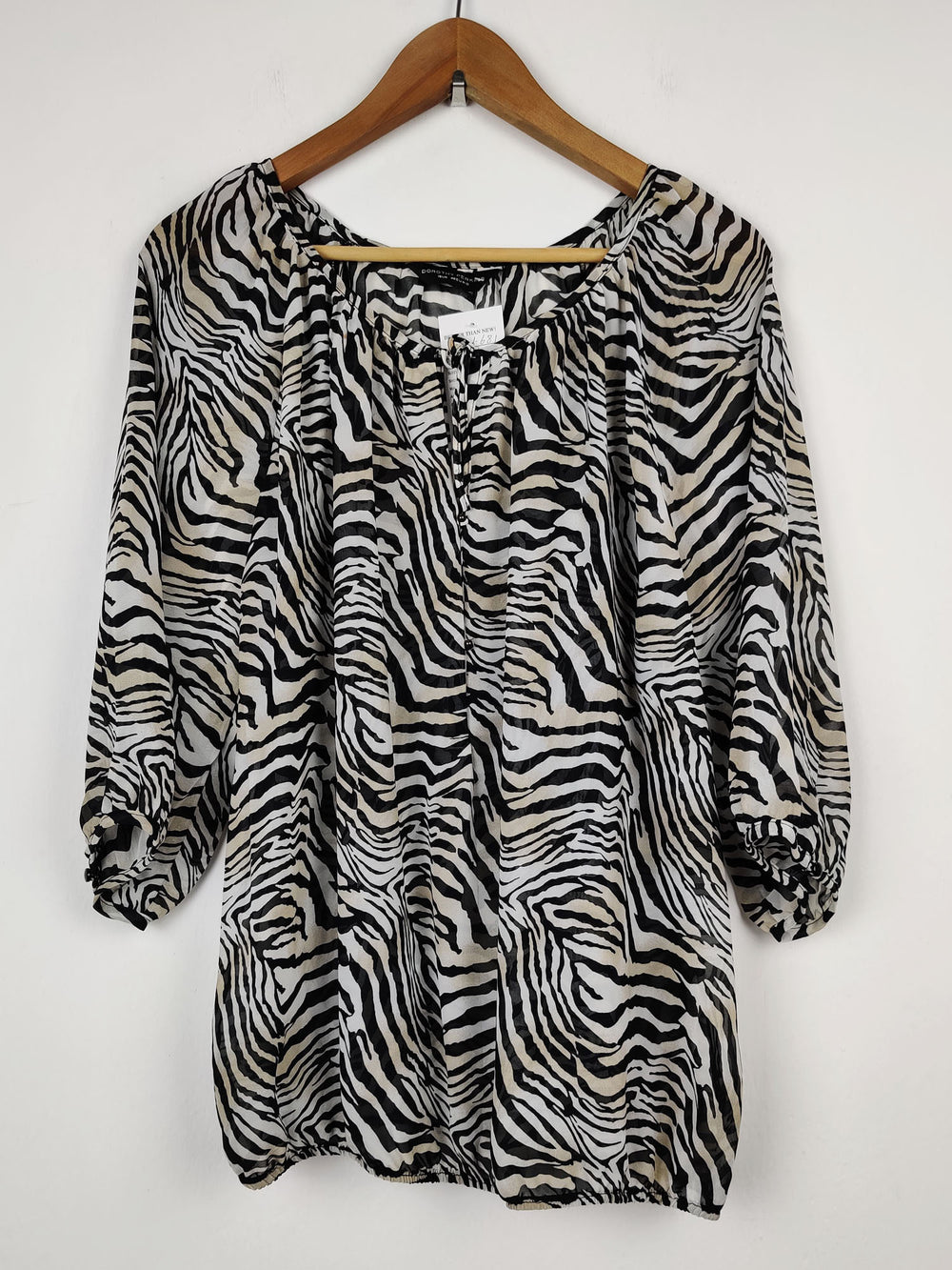 Buy online pre-used pre-loved 100% authentic & Original branded Dorothy Perkins (SWT-681) available in Pakistan. Top international brands avilable.