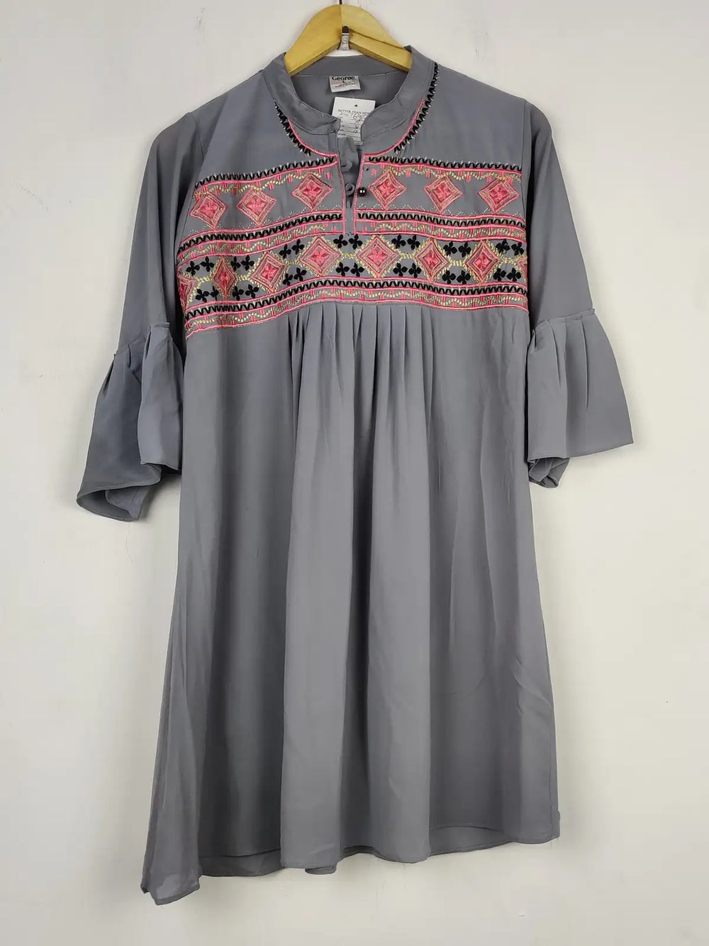 Buy online pre-used pre-loved 100% authentic & Original branded George (SWT-6912) available in Pakistan. Top international brands avilable.