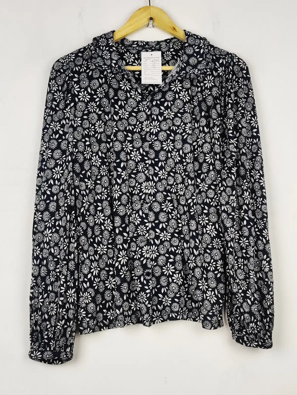 Buy online pre-used pre-loved 100% authentic & Original branded Unknown Brand (SWT-6947) available in Pakistan. Top international brands avilable.