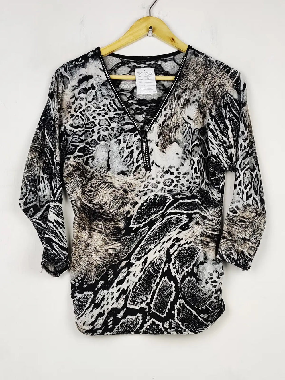 Buy online pre-used pre-loved 100% authentic & Original branded Unknown Brand (SWT-6955) available in Pakistan. Top international brands avilable.