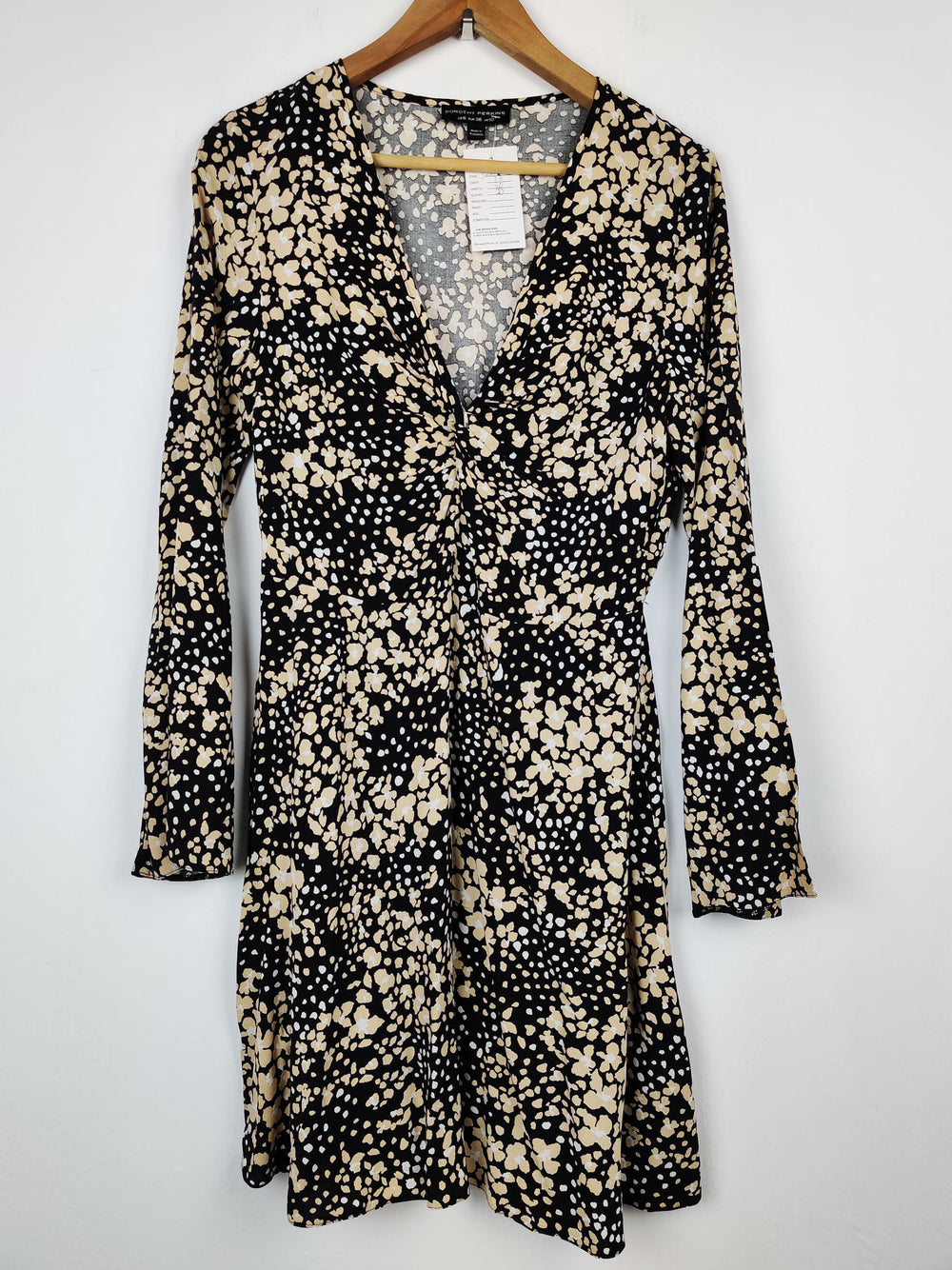 Buy online pre-used pre-loved 100% authentic & Original branded Dorothy Perkins (SWT-708) available in Pakistan. Top international brands avilable.