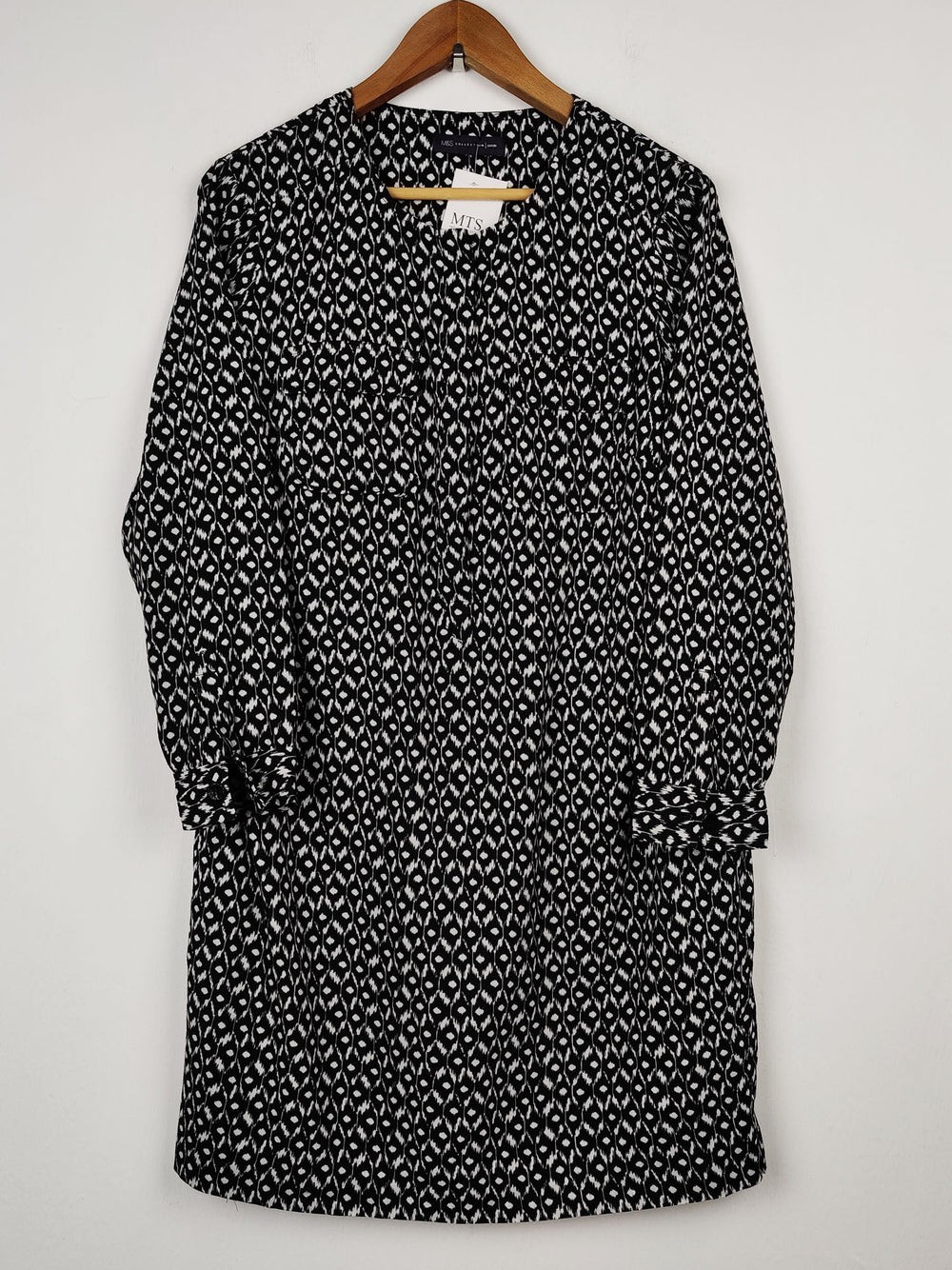 Buy online pre-used pre-loved 100% authentic & Original branded Marks & Spencer (SWT-733) available in Pakistan. Top international brands avilable.