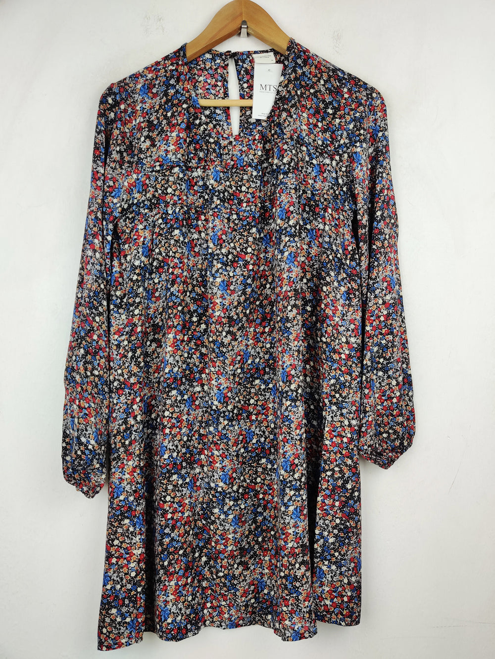 Buy online pre-used pre-loved 100% authentic & Original branded Jacqueline De Young (SWT-73) available in Pakistan. Top international brands avilable.