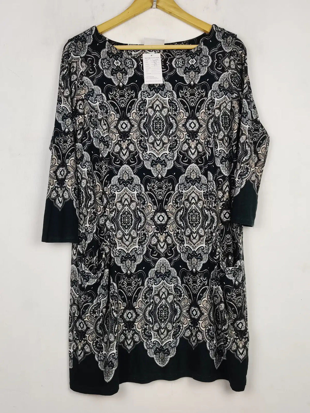 Buy online pre-used pre-loved 100% authentic & Original branded Wallis (SWT-7440) available in Pakistan. Top international brands avilable.