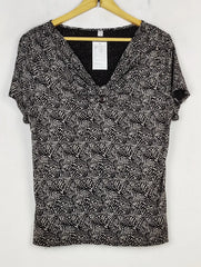 Buy online pre-used pre-loved 100% authentic & Original branded Unknown Brand (SWT-7461) available in Pakistan. Top international brands avilable.
