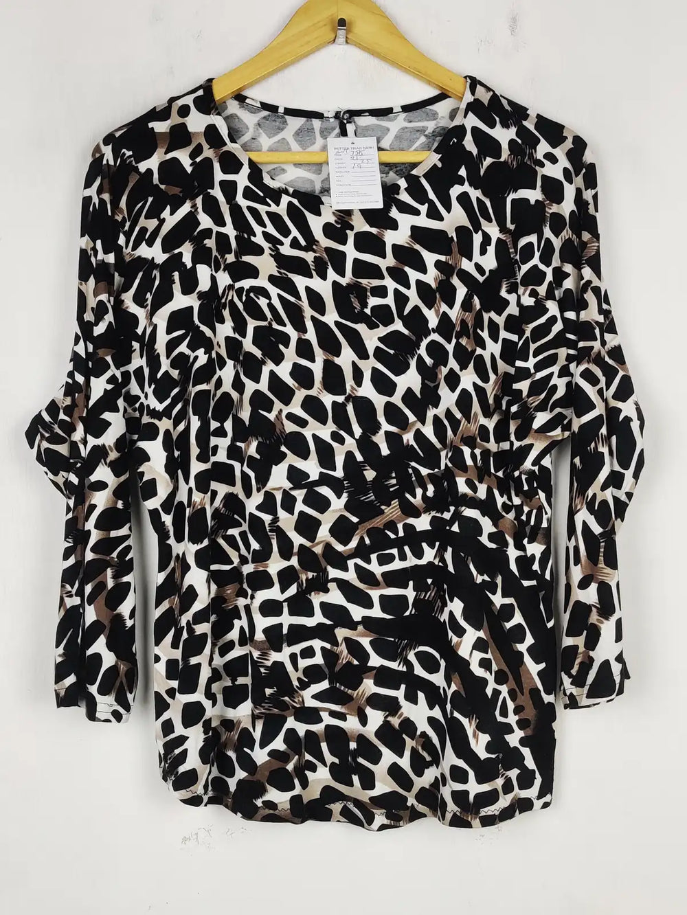 Buy online pre-used pre-loved 100% authentic & Original branded Unknown Brand (SWT-7515) available in Pakistan. Top international brands avilable.