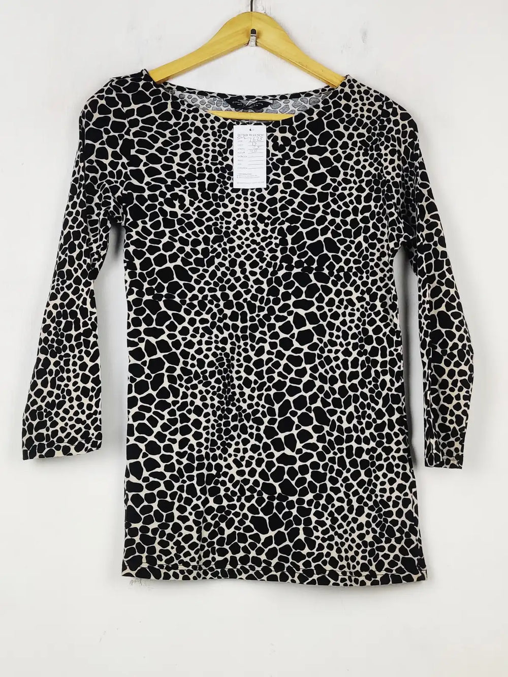 Buy online pre-used pre-loved 100% authentic & Original branded Dorothy Perkins (SWT-7633) available in Pakistan. Top international brands avilable.