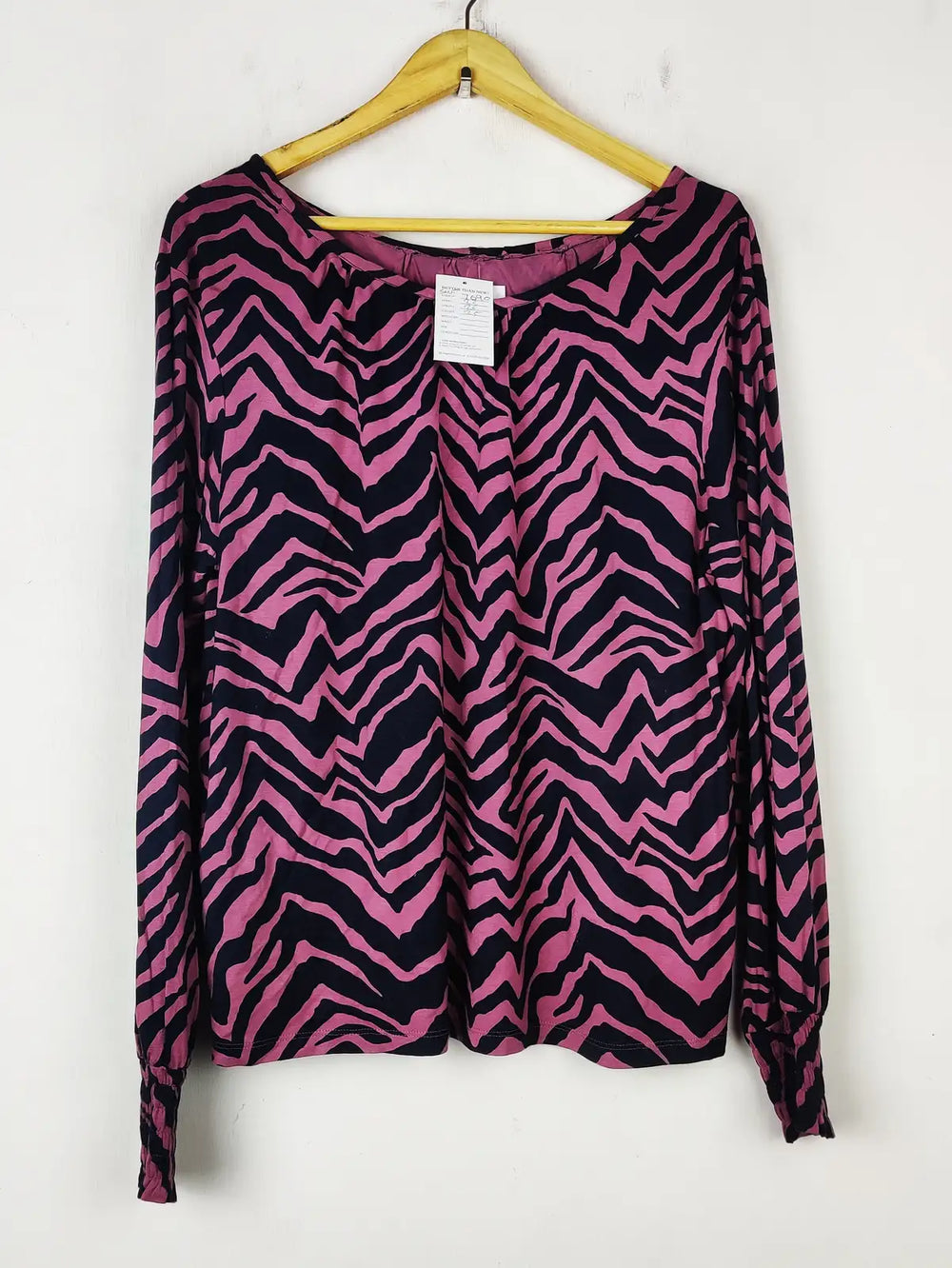 Buy online pre-used pre-loved 100% authentic & Original branded Unknown Brand (SWT-7690) available in Pakistan. Top international brands avilable.