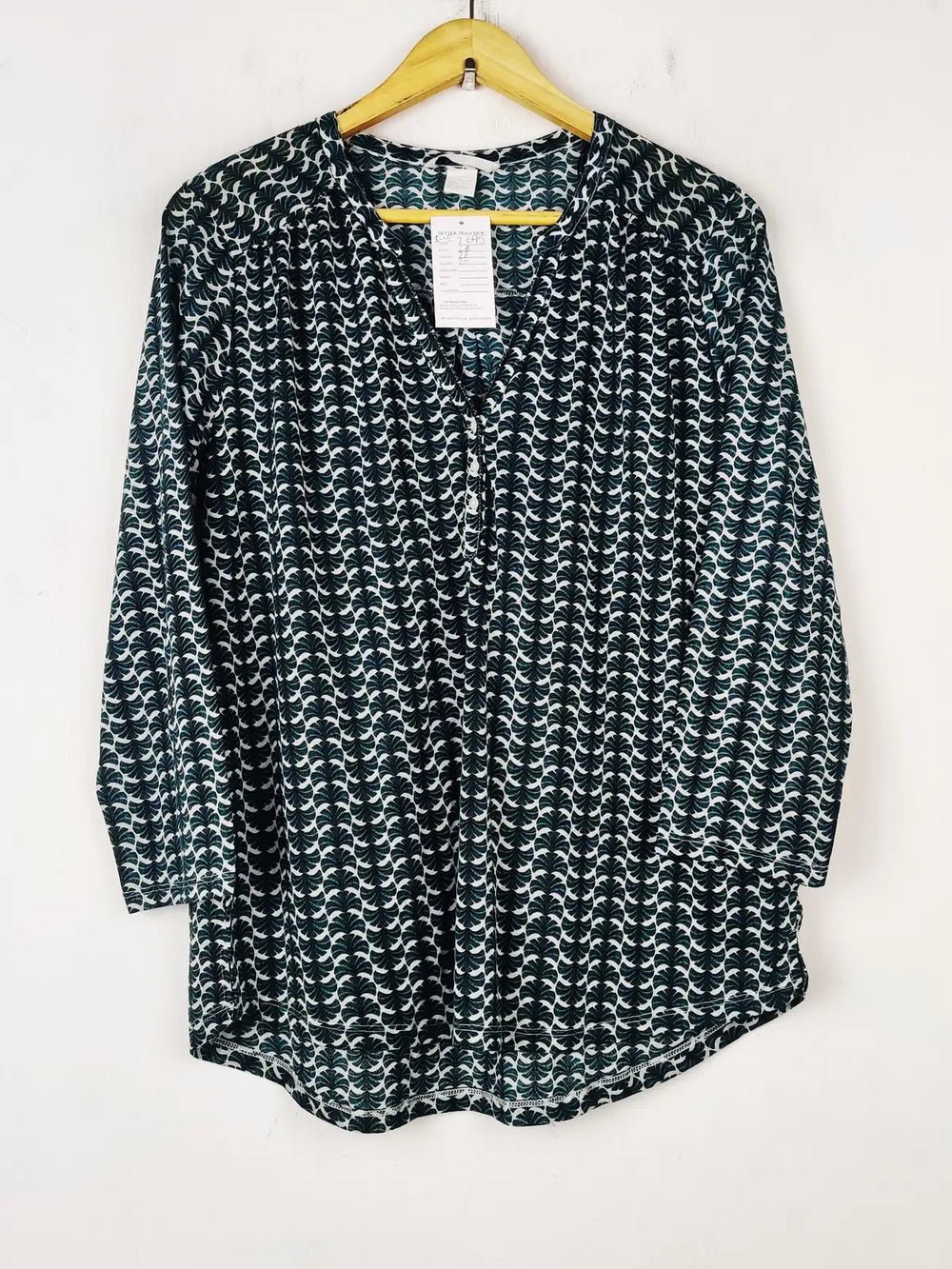 Buy online pre-used pre-loved 100% authentic & Original branded H&M (SWT-7695) available in Pakistan. Top international brands avilable.
