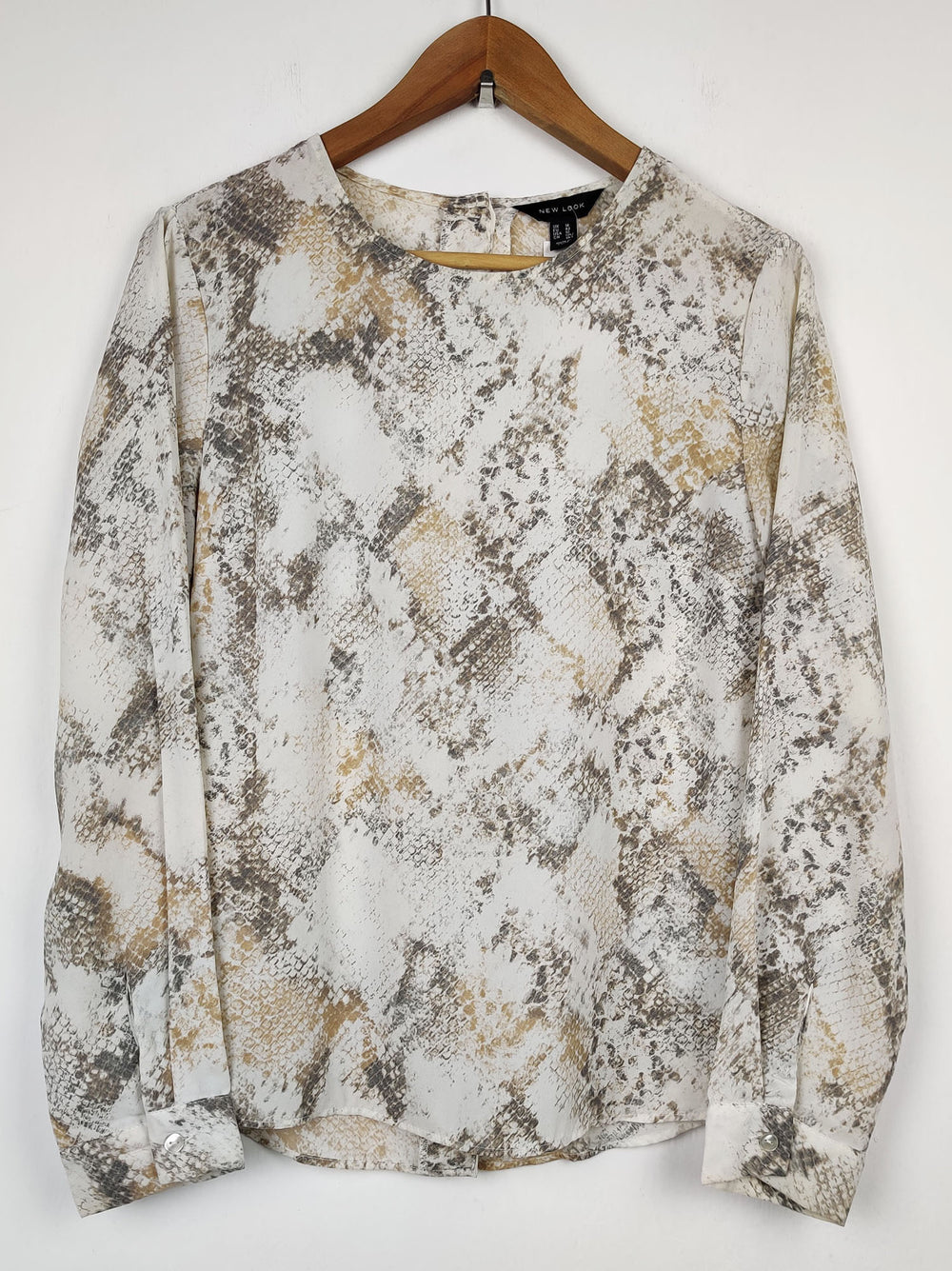 Buy online pre-used pre-loved 100% authentic & Original branded New Look (SWT-789) available in Pakistan. Top international brands avilable.