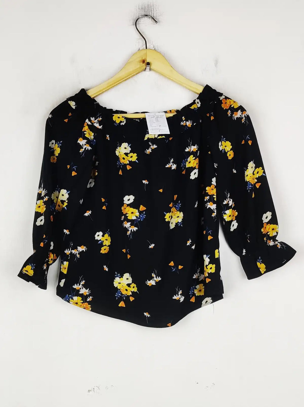 Buy online pre-used pre-loved 100% authentic & Original branded H&M (SWT-7955) available in Pakistan. Top international brands avilable.