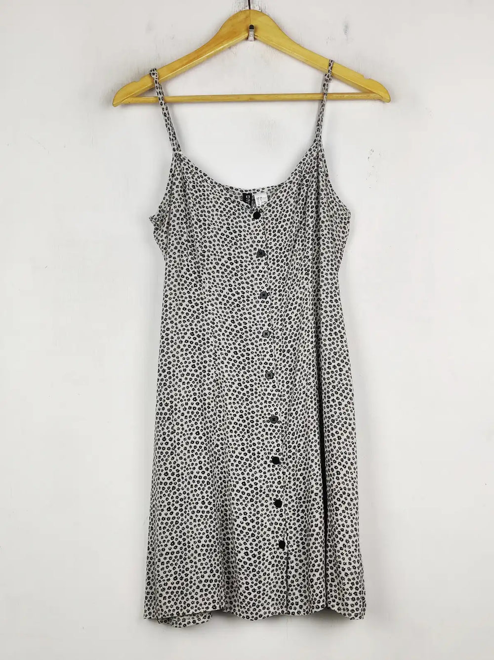Buy online pre-used pre-loved 100% authentic & Original branded H&M (SWT-8162) available in Pakistan. Top international brands avilable.