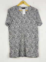 Buy online pre-used pre-loved 100% authentic & Original branded Marks & Spencer (SWT-8184) available in Pakistan. Top international brands avilable.