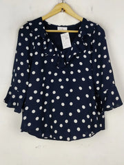 Buy online pre-used pre-loved 100% authentic & Original branded Wallis (SWT-8301) available in Pakistan. Top international brands avilable.