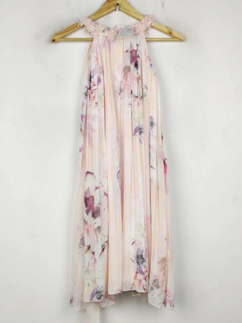 Buy online pre-used pre-loved 100% authentic & Original branded Unknown Brand (SWT-8616) available in Pakistan. Top international brands avilable.
