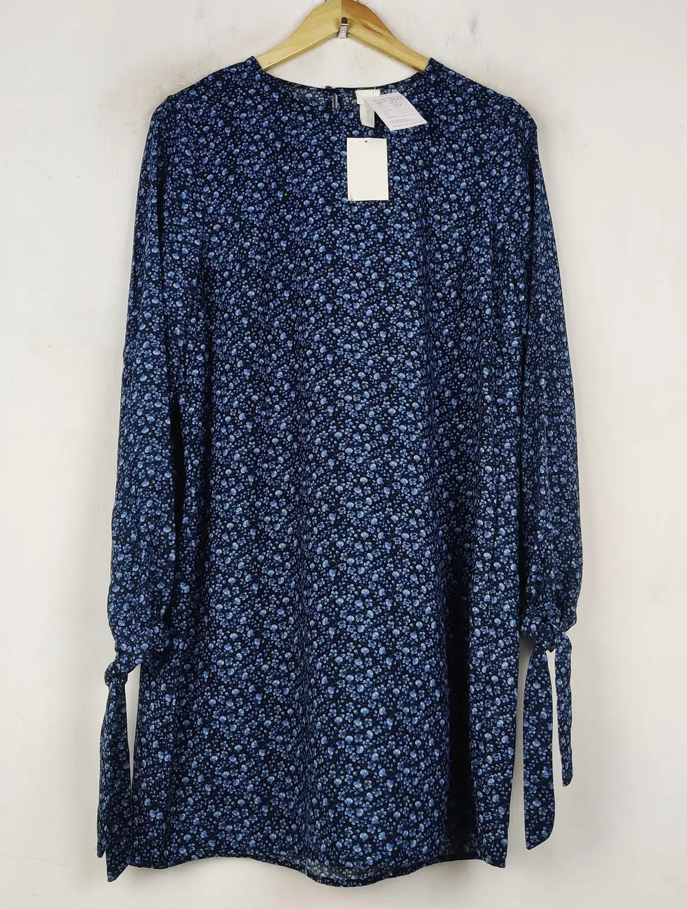 Buy online pre-used pre-loved 100% authentic & Original branded H&M (SWT-8623) available in Pakistan. Top international brands avilable.