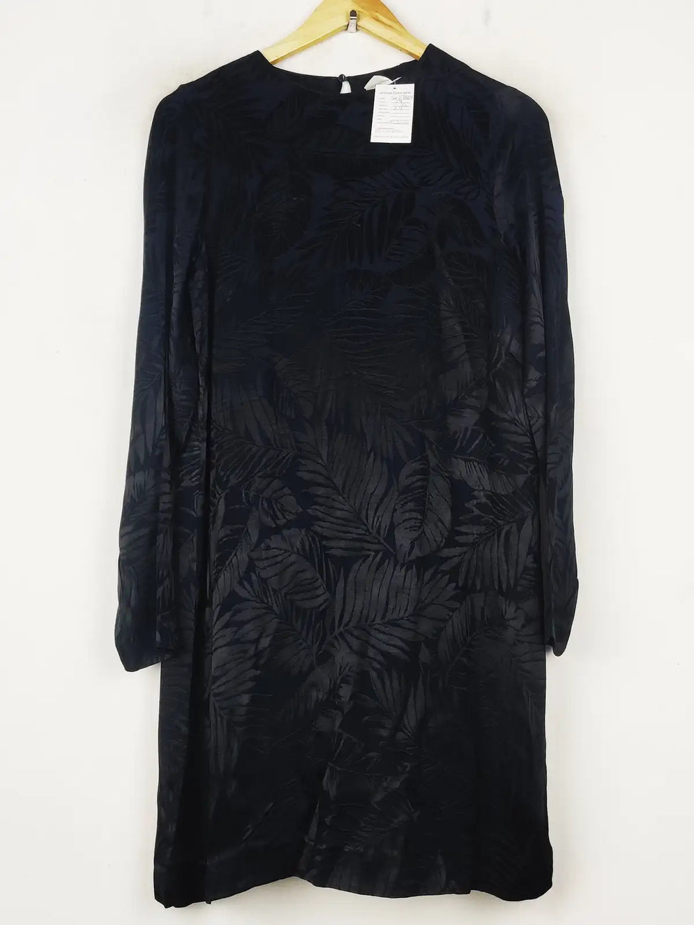 Buy online pre-used pre-loved 100% authentic & Original branded H&M (SWT-8654) available in Pakistan. Top international brands avilable.