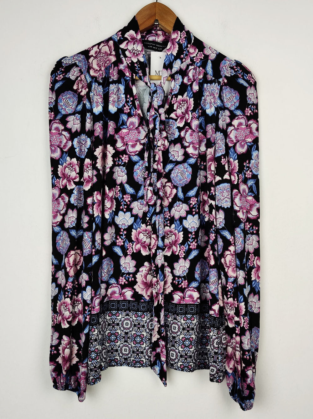 Buy online pre-used pre-loved 100% authentic & Original branded Dorothy Perkins (SWT-876) available in Pakistan. Top international brands avilable.