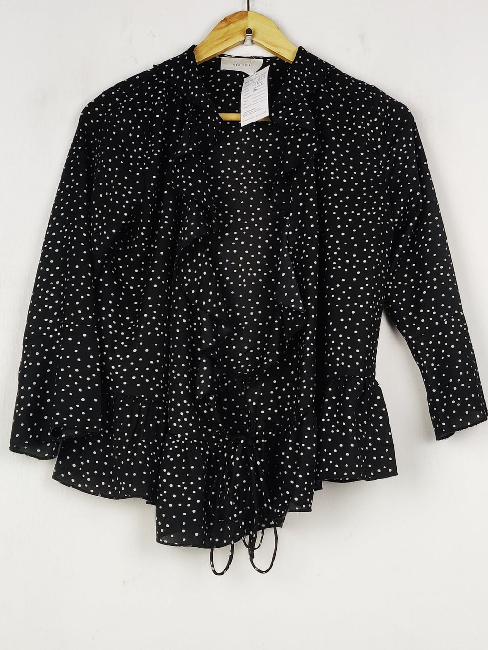 Buy online pre-used pre-loved 100% authentic & Original branded Neo Noir (SWT-8775) available in Pakistan. Top international brands avilable.