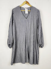 Buy online pre-used pre-loved 100% authentic & Original branded H&M (SWT-8785) available in Pakistan. Top international brands avilable.