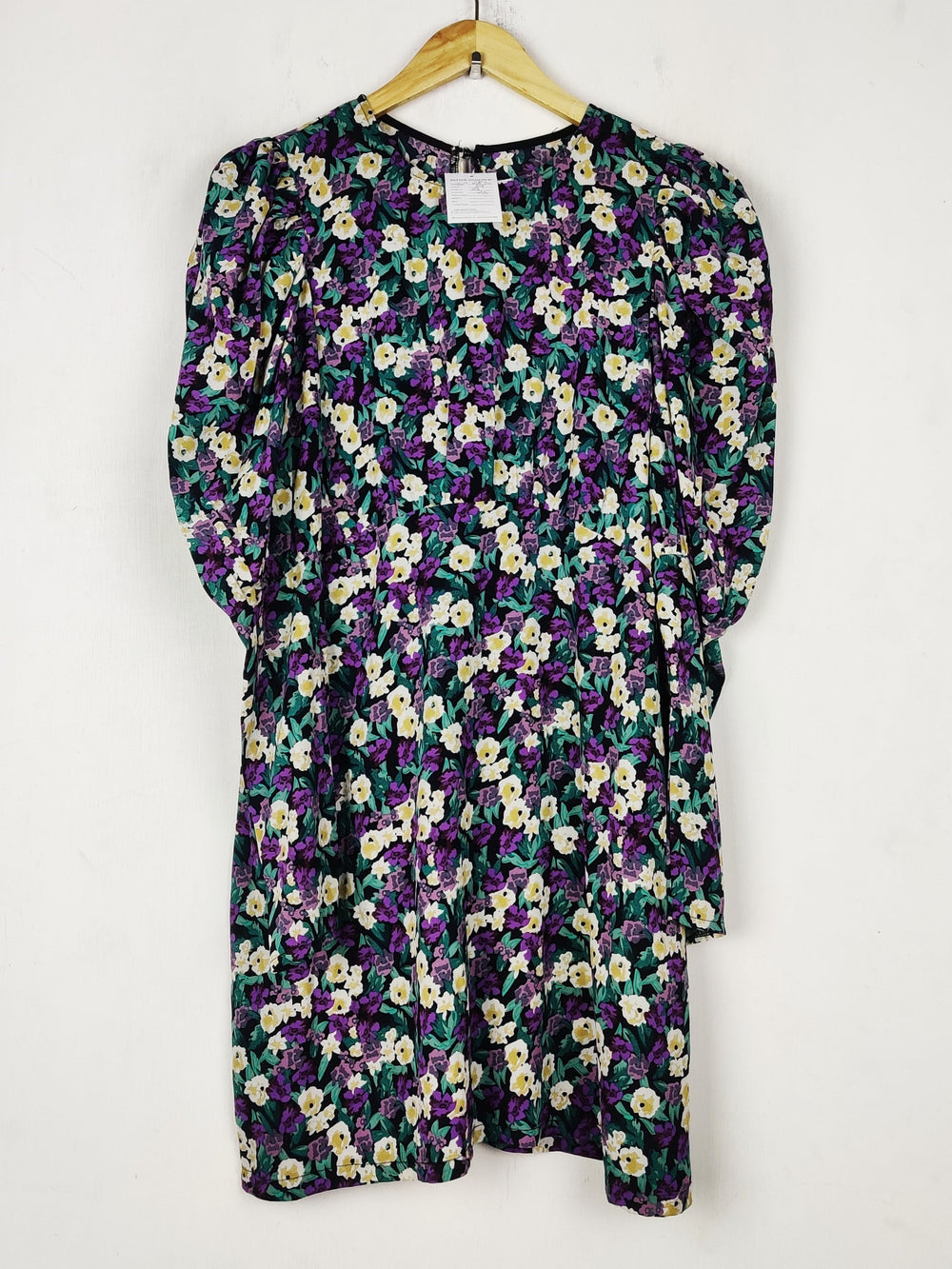 Buy online pre-used pre-loved 100% authentic & Original branded Unknown Brand (SWT-8830) available in Pakistan. Top international brands avilable.