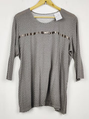 Buy online pre-used pre-loved 100% authentic & Original branded Unknown Brand (SWT-8932) available in Pakistan. Top international brands avilable.