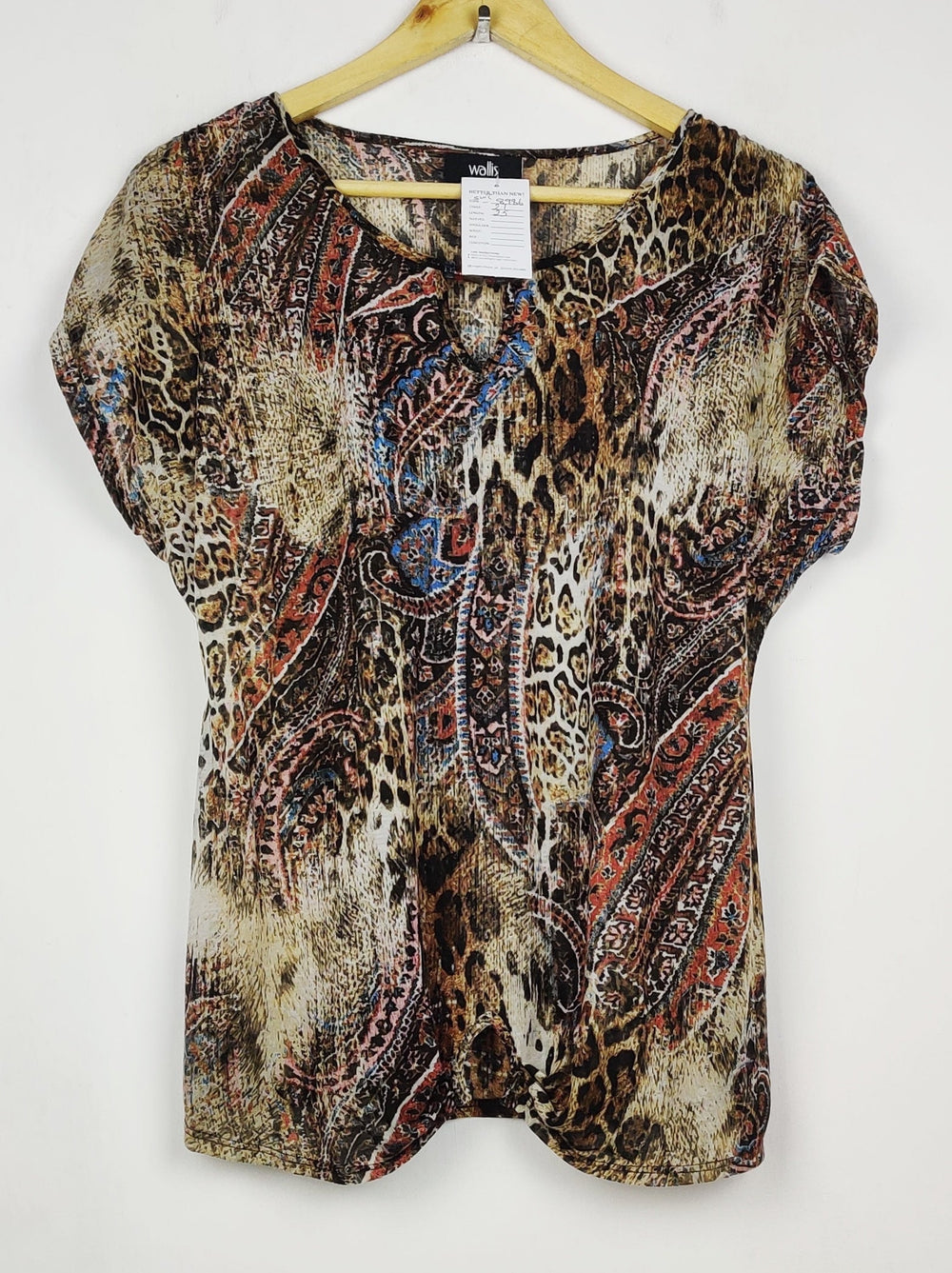 Buy online pre-used pre-loved 100% authentic & Original branded Wallis (SWT-8986) available in Pakistan. Top international brands avilable.