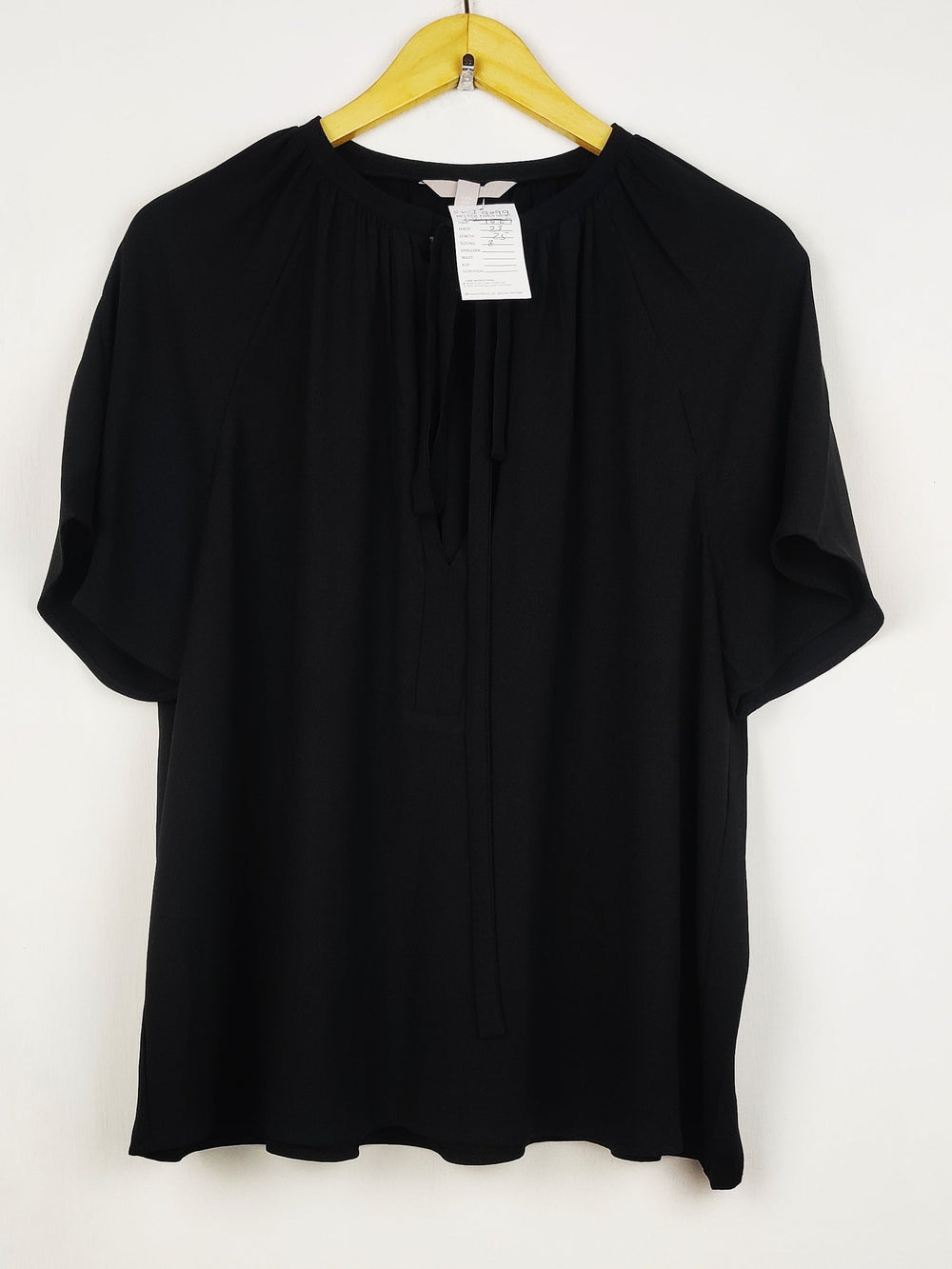 Buy online pre-used pre-loved 100% authentic & Original branded H&M (SWT-9099) available in Pakistan. Top international brands avilable.