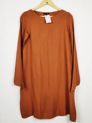 Buy online pre-used pre-loved 100% authentic & Original branded Tara Jarmon (SWT-9107) available in Pakistan. Top international brands avilable.