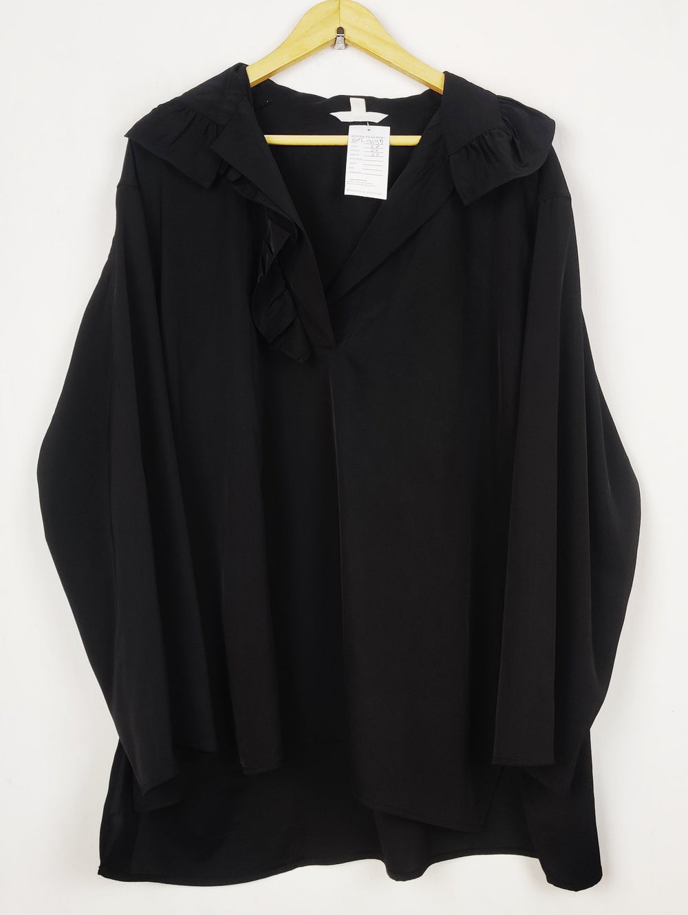 Buy online pre-used pre-loved 100% authentic & Original branded H&M (SWT-9147) available in Pakistan. Top international brands avilable.