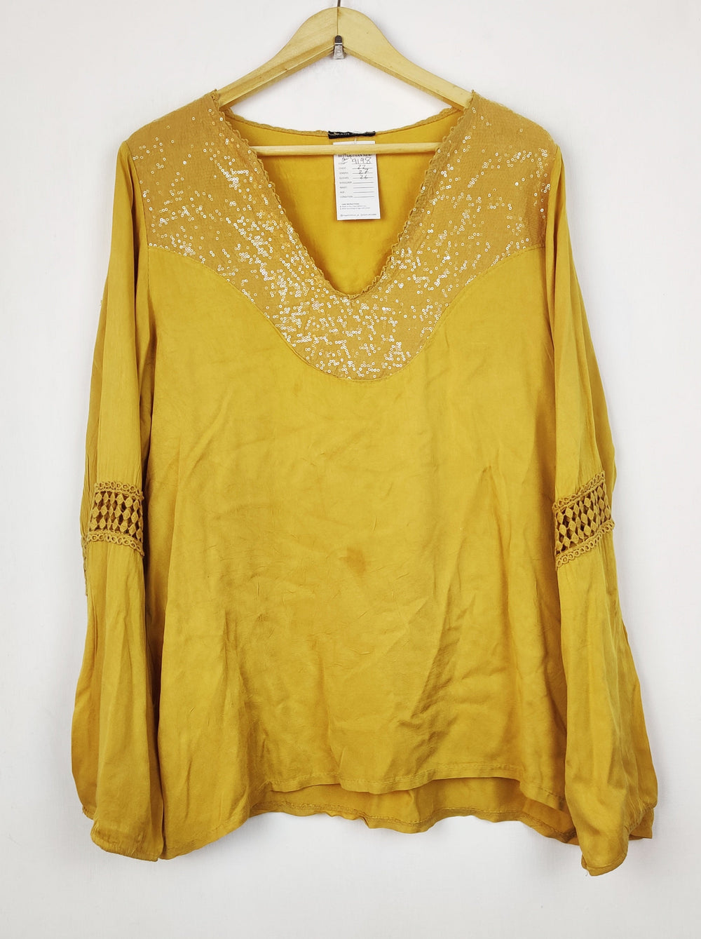 Buy online pre-used pre-loved 100% authentic & Original branded Unknown Brand (SWT-9198) available in Pakistan. Top international brands avilable.