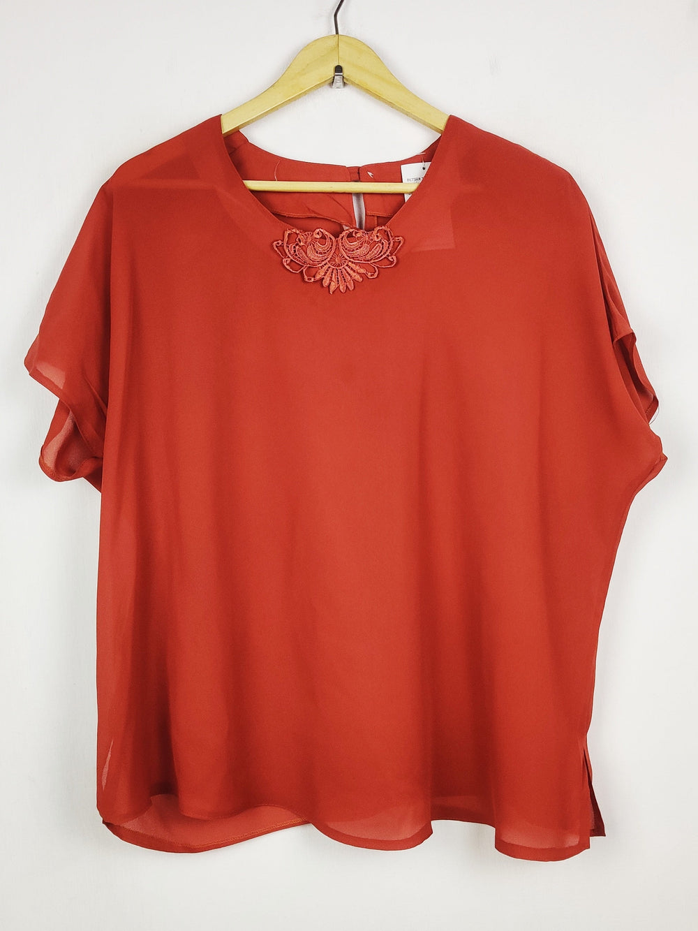 Buy online pre-used pre-loved 100% authentic & Original branded Unknown Brand (SWT-9382) available in Pakistan. Top international brands avilable.