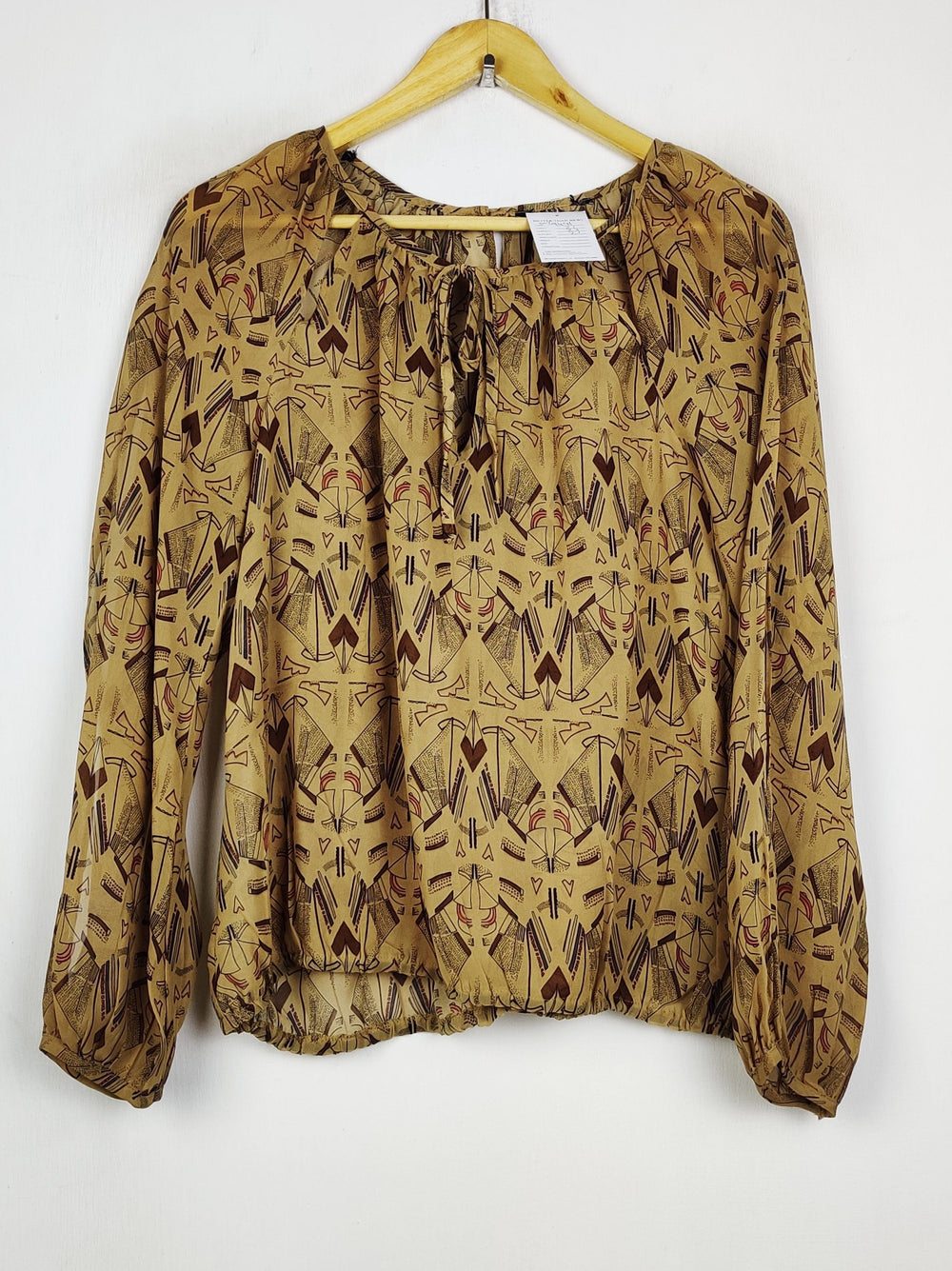 Buy online pre-used pre-loved 100% authentic & Original branded Unknown Brand (SWT-9491) available in Pakistan. Top international brands avilable.