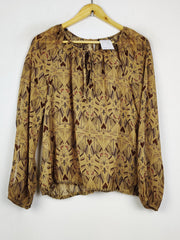 Buy online pre-used pre-loved 100% authentic & Original branded Unknown Brand (SWT-9491) available in Pakistan. Top international brands avilable.