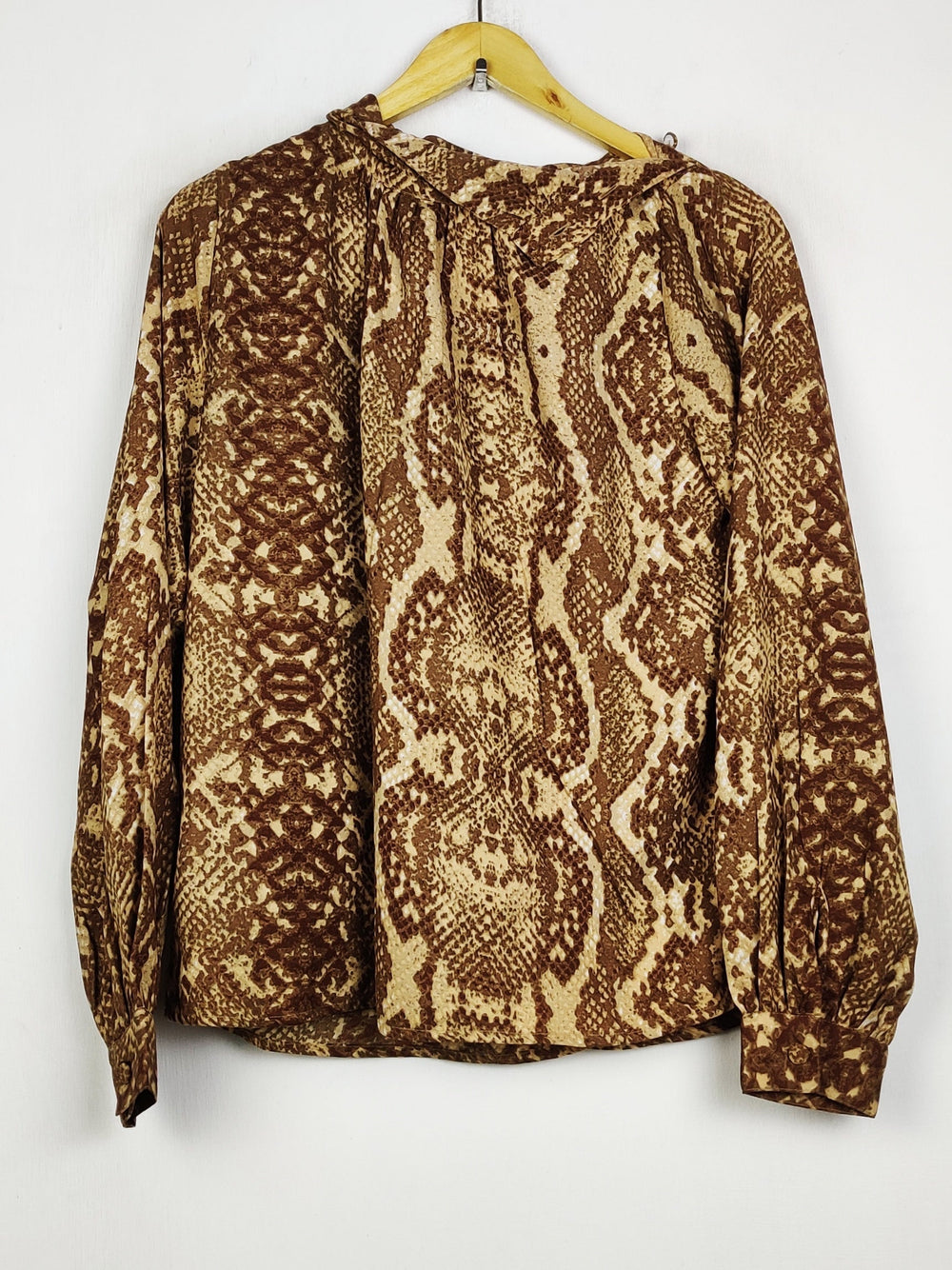 Buy online pre-used pre-loved 100% authentic & Original branded French Connection (SWT-9501) available in Pakistan. Top international brands avilable.
