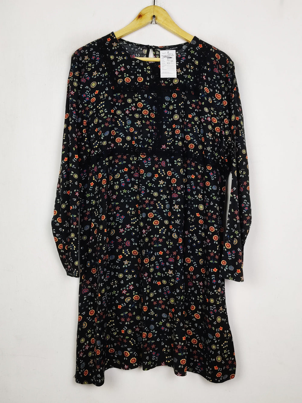 Buy online pre-used pre-loved 100% authentic & Original branded Peacocks (SWT-9524) available in Pakistan. Top international brands avilable.