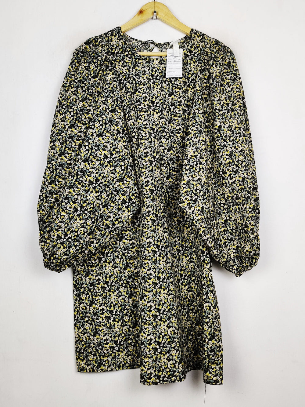 Buy online pre-used pre-loved 100% authentic & Original branded H&M (SWT-9525) available in Pakistan. Top international brands avilable.