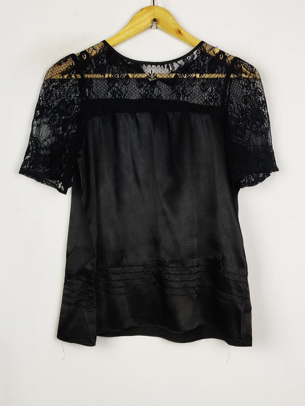 Buy online pre-used pre-loved 100% authentic & Original branded Unknown Brand (SWT-9554) available in Pakistan. Top international brands avilable.