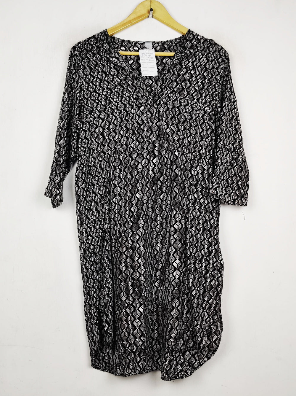 Buy online pre-used pre-loved 100% authentic & Original branded H&M (SWT-9559) available in Pakistan. Top international brands avilable.