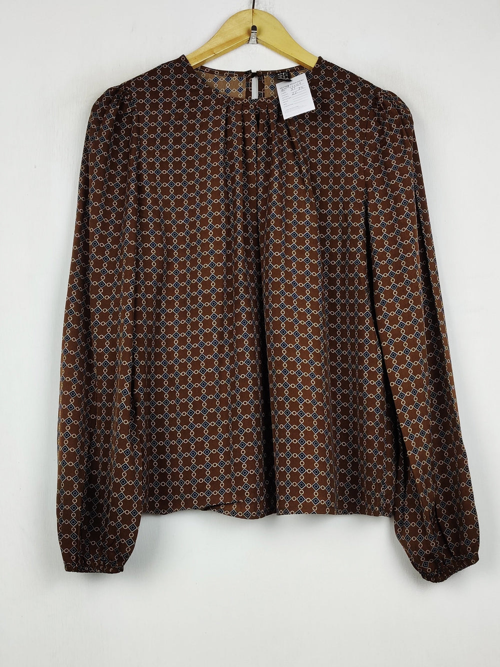 Buy online pre-used pre-loved 100% authentic & Original branded Shein (SWT-9563) available in Pakistan. Top international brands avilable.