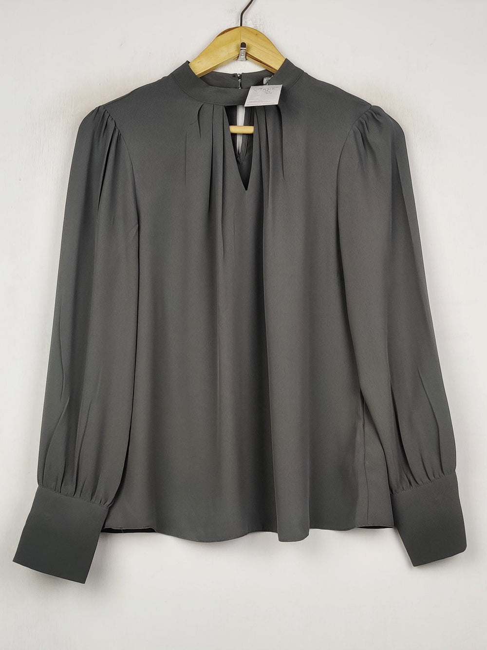Buy online pre-used pre-loved 100% authentic & Original branded Dorothy Perkins (SWT-9616) available in Pakistan. Top international brands avilable.
