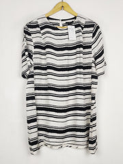 Buy online pre-used pre-loved 100% authentic & Original branded H&M (SWT-9785) available in Pakistan. Top international brands avilable.