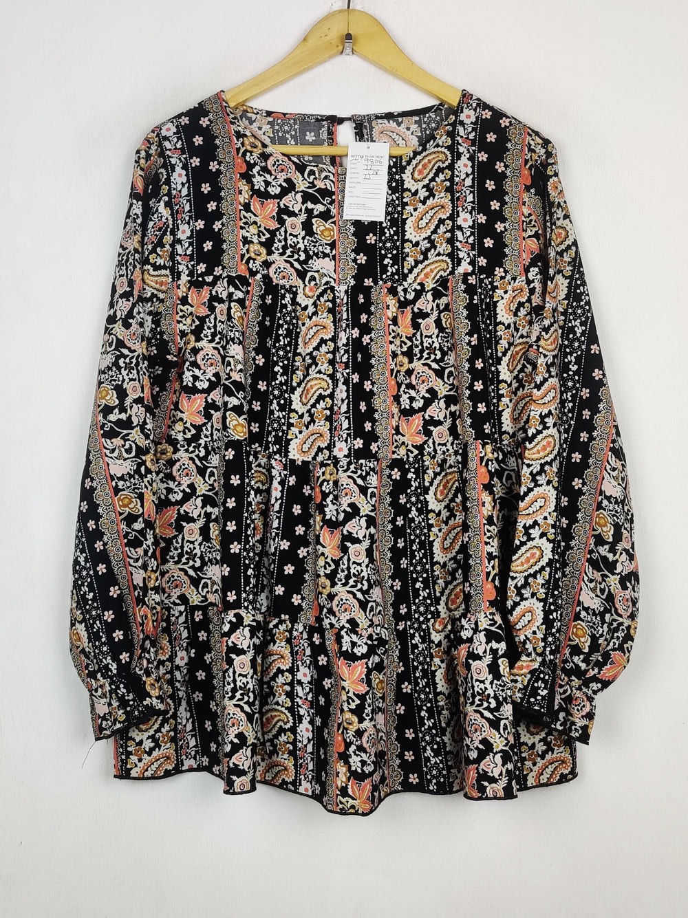 Buy online pre-used pre-loved 100% authentic & Original branded Unknown Brand (SWT-9806) available in Pakistan. Top international brands avilable.