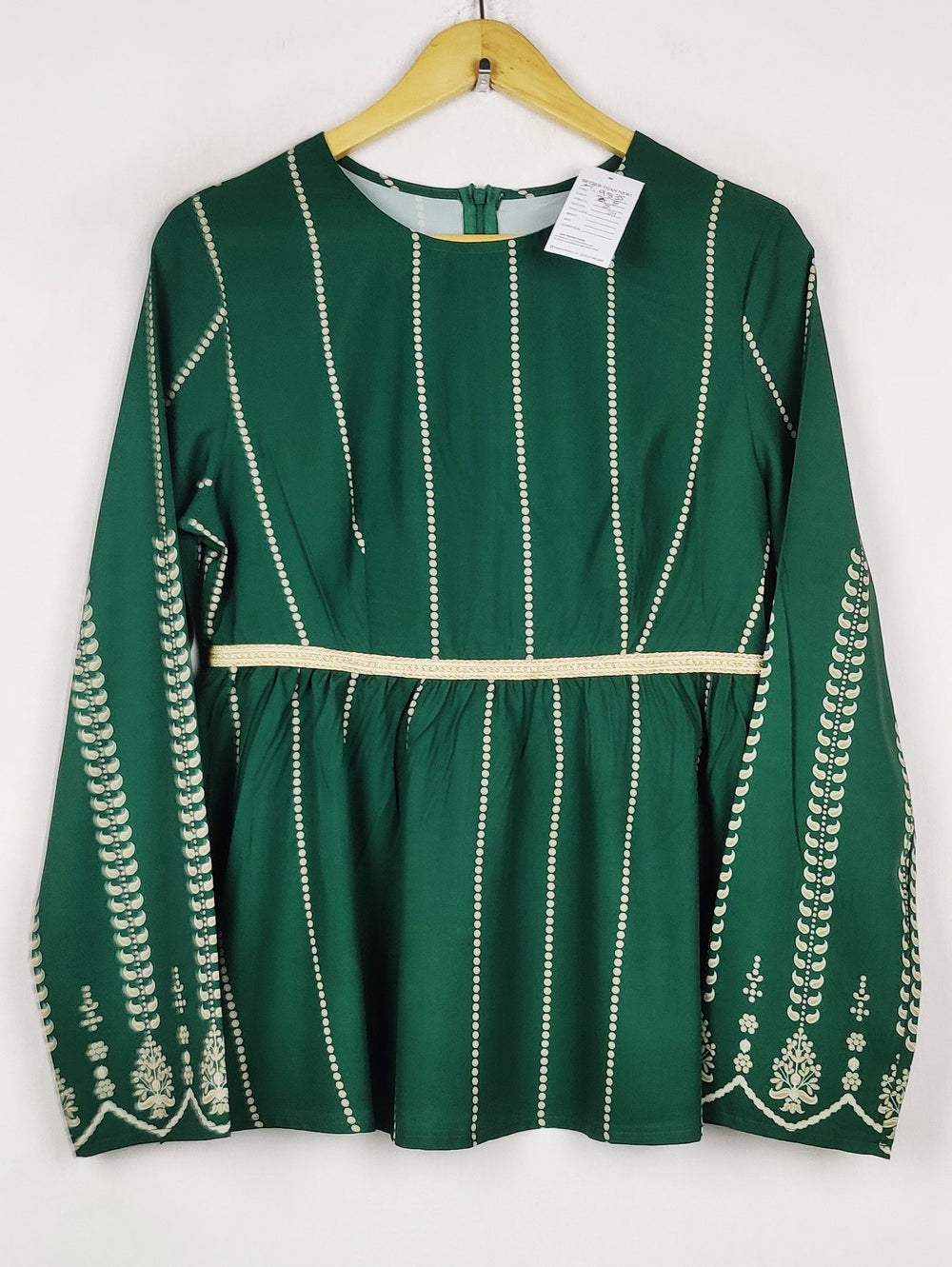 Buy online pre-used pre-loved 100% authentic & Original branded Unknown Brand (SWT-9835) available in Pakistan. Top international brands avilable.